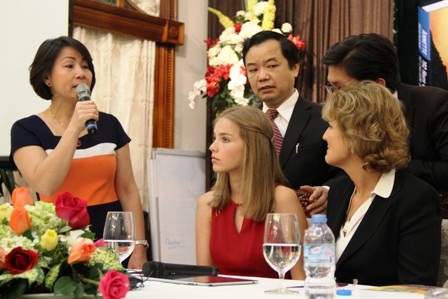 Nước mắt rơi trong ngày hạnh ngộ của Annette và vợ các phi công kiên trung - 2 Annette và con gái Joosje nghe vợ các phi công tâm sự nỗi đau khi chồng tử nạn