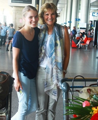 Annette và cô con gái 17 tuổi tại sân bay Tân Sơn Nhất TPHCM