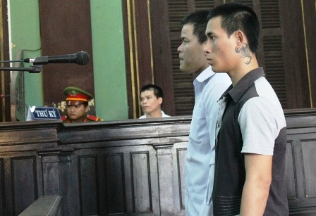 Hai gã yêu râu xanh trước tòa