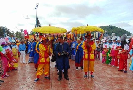 Lễ hội Nghinh Ông Nam Hải và bộ xương cá voi kỷ lục - 1 Lễ nghinh Ông thu hút hàng ngàn ngư dân và du khách tham gia