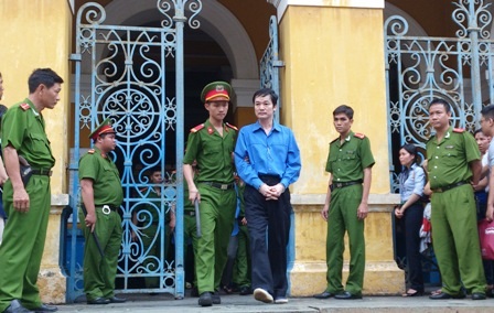 Tuyên án vụ tham nhũng tại ALC II: 3 án tử, 4 chung thân và 69 năm tù - 3 Các bị cáo được đưa ra xe về lại tù giam