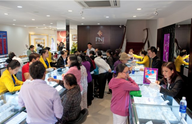 Vì sao khách hàng tín nhiệm trang sức PNJ? - 1 Tin cậy tuổi vàng và chất lượng đá quý: