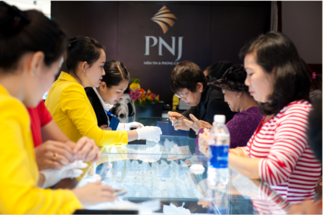 Vì sao khách hàng tín nhiệm trang sức PNJ? - 2 Tin cậy tuổi vàng và chất lượng đá quý:
