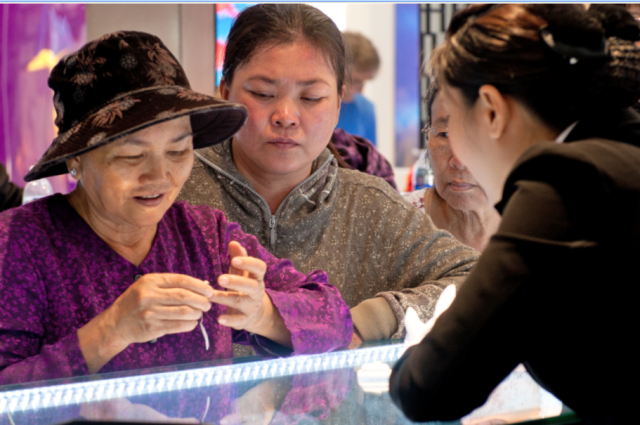 Vì sao khách hàng tín nhiệm trang sức PNJ? - 3 Khách hàng luôn tin tưởng tuổi vàng và chất lượng trang sức PNJ