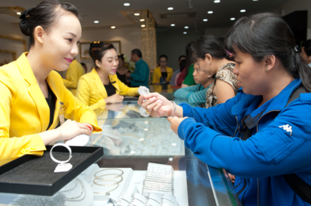 Vì sao khách hàng tín nhiệm trang sức PNJ? - 4 Khách hàng luôn tin tưởng tuổi vàng và chất lượng trang sức PNJ