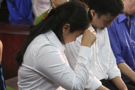 Chủ massage Tân Hoàng Phát nói tiếp viên vu khống - 3 Bị cáo Yến, vợ của Trí thì luôn né ống kính phóng viên