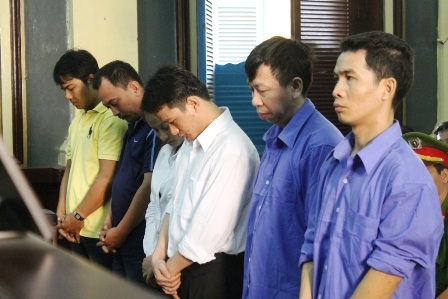 Ông chủ "động" mát xa kích dục Tân Hoàng Phát lãnh 12 năm tù - 1 Các bị cáo nghe tòa tuyên án