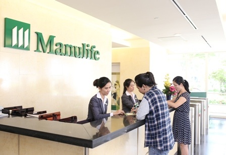 Quyền lợi hưu trí không đủ trang trải cuộc sống? - 1 Nhân viên Manulife đang hướng dẫn một khách hàng