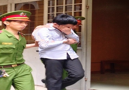 Bị cáo ôm mặt khóc sau khi tòa tuyên án
