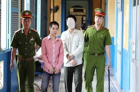 Án mạng từ việc đi chơi không trả tiền - 1 Bị cáo Tuấn (áo hồng) tại tòa phúc thẩm