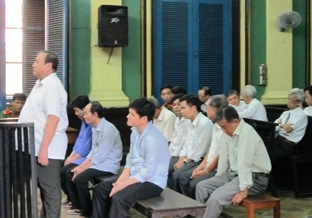“Sáng tác mộ giả”, chủ cơ sở mai táng lãnh án 22 năm tù - 1 Các bị cáo trong đường dây làm mộ giả trước vành móng ngựa