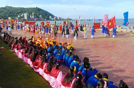 Lễ hội Nghinh Ông Nam Hải và bộ xương cá voi kỷ lục - 2 Lễ nghinh Ông bắt đầu từ biển