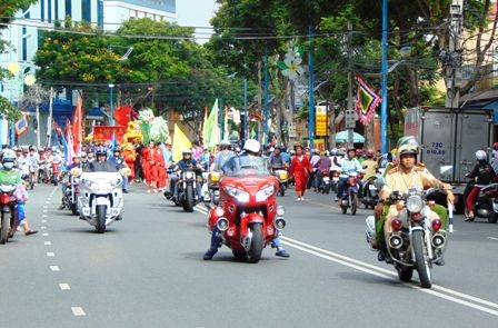 Lễ hội Nghinh Ông Nam Hải và bộ xương cá voi kỷ lục - 6 Lễ rước qua các tuyến phố trước khi về đình thần Thắng Tam