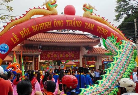 Lễ hội Nghinh Ông Nam Hải và bộ xương cá voi kỷ lục - 7 Lễ hội không chỉ dành riêng cho ngư dân bám biển mà còn thu hút sự tham gia của rất nhiều du khách