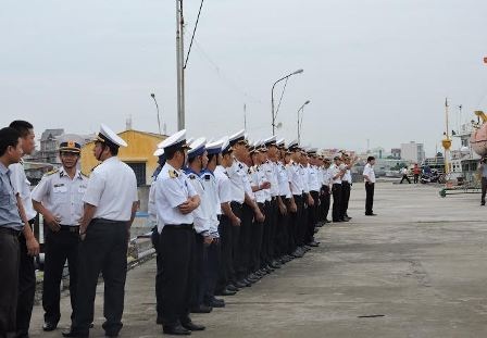 Đón chiến sĩ nhà giàn hy sinh trên biển về đất mẹ - 2 Đồng đội chờ đón...