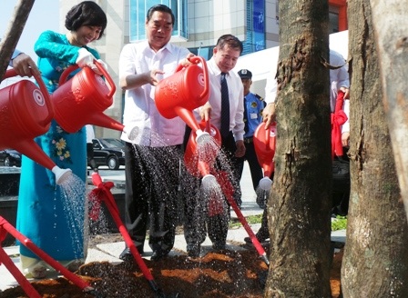 Thường trực Ban Bí thư Lê Hồng Anh: “Coi người học là chủ thể trung tâm của giáo dục” - 3 Đồng chí Lê Hồng Anh cùng Thứ trưởng Bùi Văn Ga, NGƯT.GS.TS Mai Hồng Quỳ... trồng cây lưu niệm.