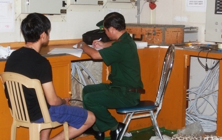Đề xuất Bộ Công an tiếp nhận điều tra vụ tàu Sunrise 689 - 1 Bộ đội Biên phòng lấy lời khai ban đầu của các thuyền viên.