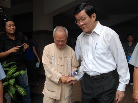 Chủ tịch nước Trương Tấn Sang và một cử tri cao tuổi trò chuyện sau buổi tiếp xúc