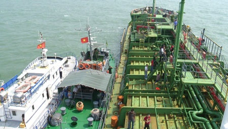 Hình ảnh tàu Sunrise 689 bị cướp biển phá "xơ xác" - 2 Tổ công tác đặc biệt đã tiếp cận tàu bị cướp biển tấn công vào sáng nay