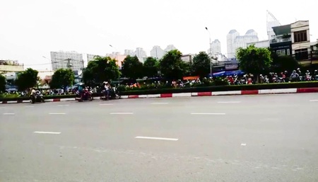 Hàng chục thanh niên tổ chức đua xe dưới chân cầu Sài Gòn - 2 Thậm chí, có người đi đường còn ra giữa đường, bất chấp nguy hiểm để chứng kiến các quái xế
