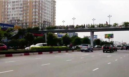 Hàng chục thanh niên tổ chức đua xe dưới chân cầu Sài Gòn - 3 Trên cầu bộ hành cũng rất nhiều người dân đứng xem