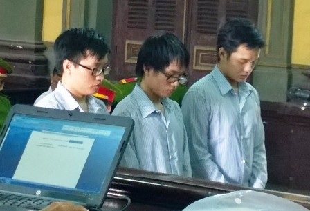 Hai anh em sinh đôi giết hàng xóm vì "nẹt" pô xe - 1 Ba bị cáo giết hàng xóm trước vành móng ngựa