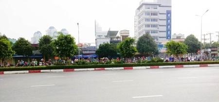 Hàng chục thanh niên tổ chức đua xe dưới chân cầu Sài Gòn - 5 Rất đông quái xế đua xe như chốn không người, bất chấp pháp luật.