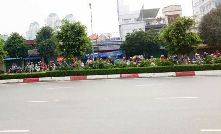 Hàng chục thanh niên tổ chức đua xe dưới chân cầu Sài Gòn - 4 Rất đông quái xế đua xe như chốn không người, bất chấp pháp luật.