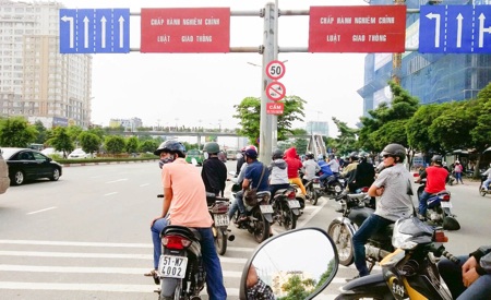 Hàng chục thanh niên tổ chức đua xe dưới chân cầu Sài Gòn - 1 Người đi đường tụ tập ở 2 bên đường, lấn tuyến ô tô để xem đua xe
