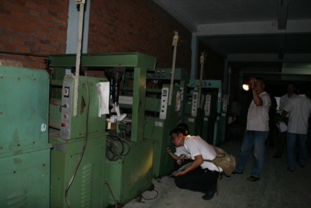 Gíam đốc công ty Zoinus, Bình Tân bỏ trốn nhiều nữ CN vạ vật trước cổng công ty đòi lương