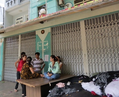 Chủ doanh nghiệp bỏ trốn: Bế tắc cơ chế giải quyết! (Bài 2) - 1 Gíam đốc công ty Zoinus, Bình Tân bỏ trốn nhiều nữ CN vạ vật trước cổng công ty đòi lương