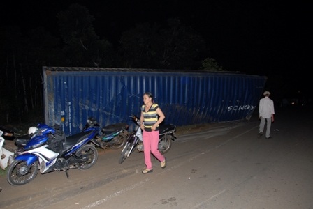 Thiếu phụ trẻ chết thảm dưới gầm container - 1 Vụ tai nạn khiến thùng container văng xuống đường