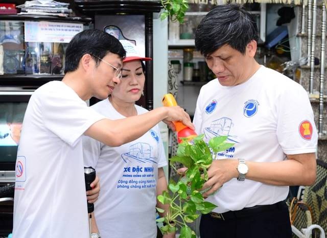 Hiệu quả phòng ngừa của vắc xin sốt xuất huyết đạt gần 70% - 1
GS.TS Nguyễn Thanh Long, Thứ trưởng Bộ Y tế và PGS.TS. Phan Trọng Lân (Viện trưởng Viện Pasteur Tp.HCM), đang giám sát công tác phòng chống sốt xuất huyết tại quận 7, Tp. Hồ Chí Minh