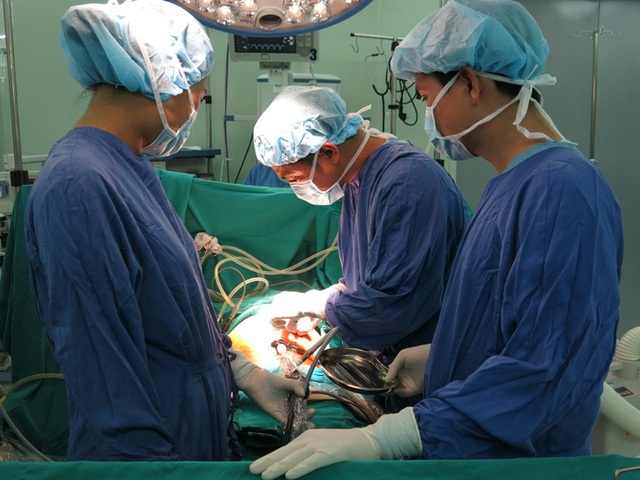 Việt Nam đứng tốp 2 thế giới về ung thư - 1
Một ca phẫu thuật cắt ung thư đại tràng cho bệnh nhân.