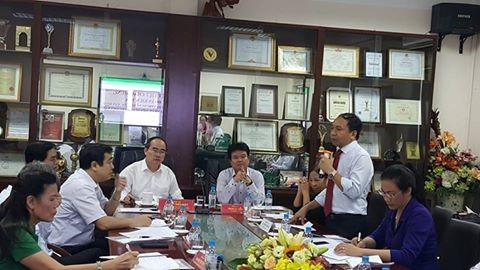 Chỉ thầy thuốc biết thuốc nào tốt! - 1 Chủ tịch Mặt Trận Nguyễn Thiện Nhân kiểm tra việc thực hiện cuộc vận động người Việt dùng thuốc Việt. Ảnh: H.Hải