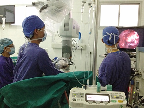 Nhờ tiến bộ trong kỹ thuật, hiện nay các bác sĩ có thể can thiệp mổ u não qua nội soi, qua lỗ mũi.