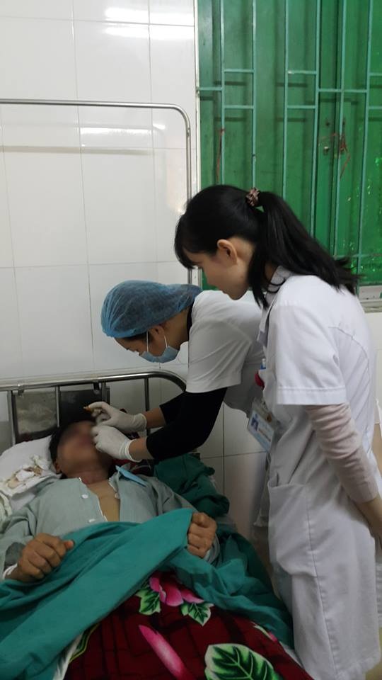 Mắt trái bệnh nhân hiện đang có dấu hiệu hồi phục thị lực. Ảnh. Xuân Nguyễn.