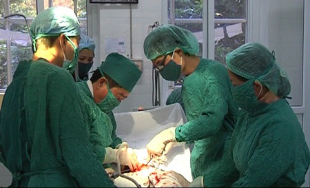 Đã đào tạo được 30 bác sĩ trẻ về làm việc tại vùng khó khăn - 1 Một bác sĩ trẻ của dự án (đeo kính) thực hiện ca phâu thuật chửa ngoài tử cung khi lên Mù Cang Chải (Yên Bái).