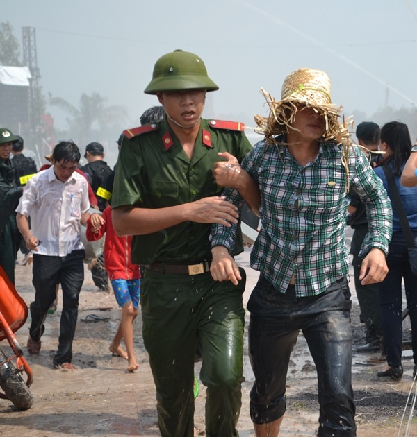
Giả định tình huống đối tượng lợi dụng tình hình mưa bão để trộm cắp tài sản, bị lực lượng công an bắt giữ.
