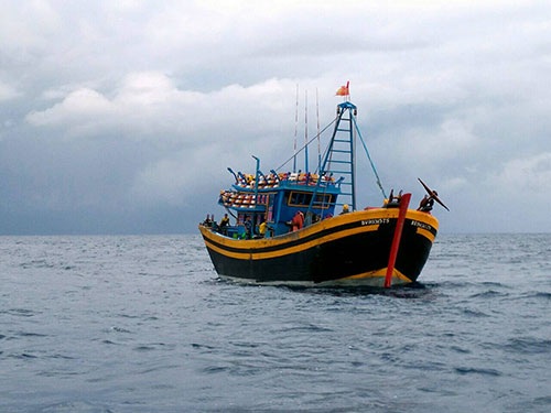 Phạt nặng 2 tàu giã cào ném thanh tra viên xuống biển - 1 Phạt nặng 2 tàu giã cào ném thanh tra viên xuống biển - 1