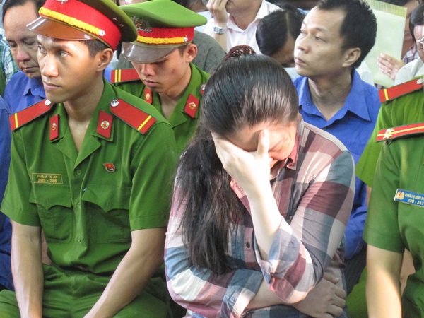 Bị cáo Bùi Bích Tuyền người cầm đầu trong vụ án này, dùng tiền để mua chuộc các cán bộ hải quan.