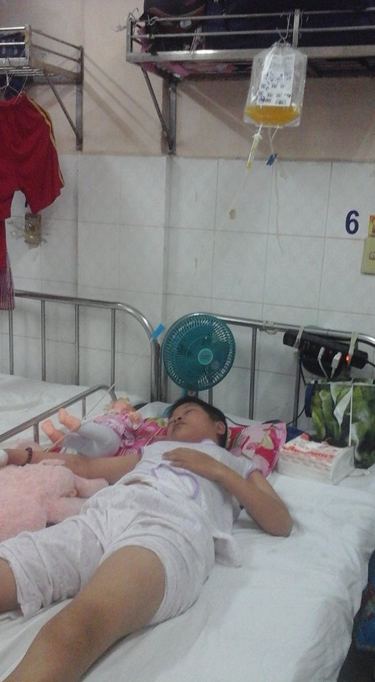 Thương bé gái thiếu cha lại mắc bệnh hiểm nghèo - 6 5 năm liền là học sinh giỏi, Thư cố học vì mẹ nhưng ước mơ đành dang dở vì căn bệnh hiểm nghèo