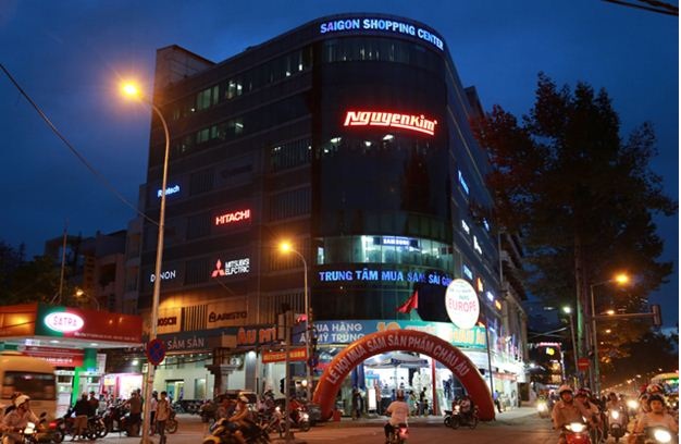 
7h tối 6/11, mưa vừa ngớt hạt là khách đến mua sắm rất đông
