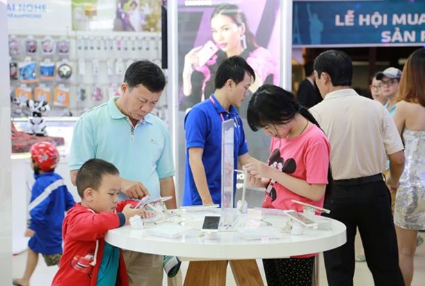 Bên trong tòa nhà, cả 5 tầng trưng bày hàng đều chật kín người