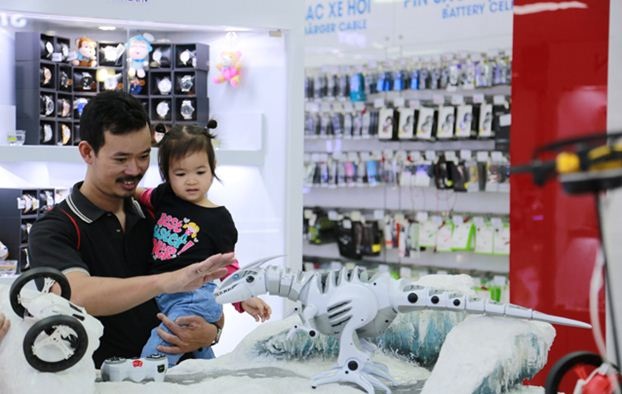 2.000 khách hàng mua sắm đầu tiên trong đợt khuyến mãi này được tặng thêm nhiều sản phẩm như nồi cơm điện Electrolux, bàn ủi Philips…