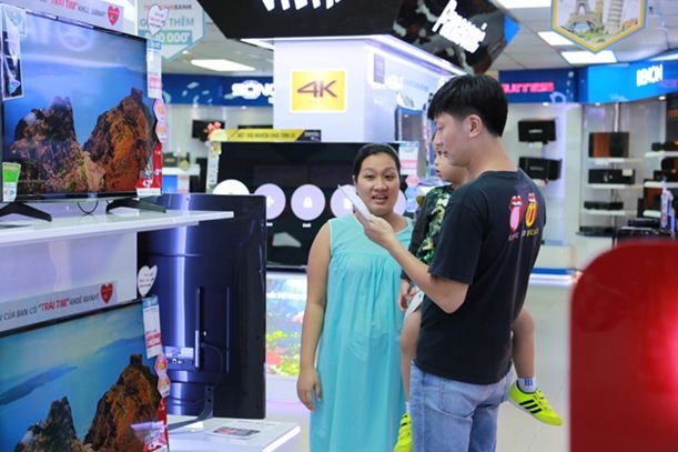 MasterCard giảm 1 triệu đồng khi mua ti vi, tủ lạnh, máy giặt, máy lạnh… có giá trị từ 10 triệu đồng trở lên; giảm 500.000 đồng khi mua các sản phẩm kỹ thuật số có giá trị từ 8 triệu đồng. Techcombank giảm thêm 500.000 đồng cho khách hàng mua hàng với giá trị từ 10 triệu đồng. JCB giảm thêm 500.000 đồng cho các sản phẩm có giá trị từ 10 triệu đồng.