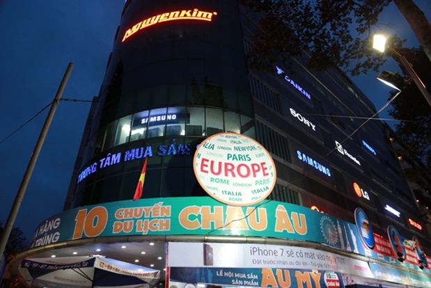 Đặc biệt, mua các sản phẩm thương hiệu Âu Mỹ bất kỳ trong chương trình, khách hàng sẽ được tham gia quay số trúng thưởng chuyến đi du lịch châu Âu 6 ngày 5 đêm. Tổng cộng có 10 chuyến du lịch dành cho khách hàng mua sắm.