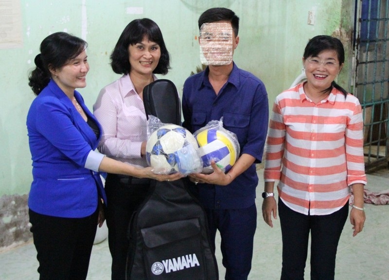 Bà Bùi Thị Bích Thủy, Bí thư Tỉnh đoàn Đồng Nai (ngoài cùng bên phải), tặng quà cho các học viên của trung tâm