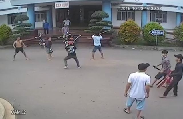 Các đối tượng mang mã tấu vào bệnh viện chém nhau kinh hoàng (ảnh cắt từ clip)
