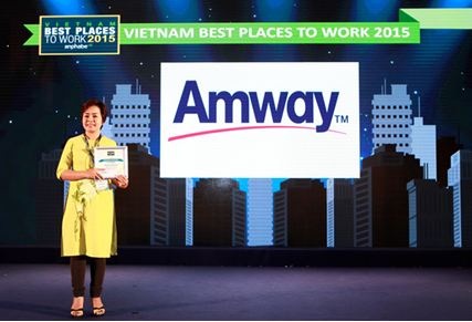 Đại diện công ty Amway nhận giải thưởng Nơi làm việc tốt nhất Việt Nam 2015